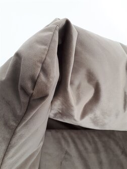 Woefwoef hondenmand velvet taupe Nu 80x67cm &euro;59,95